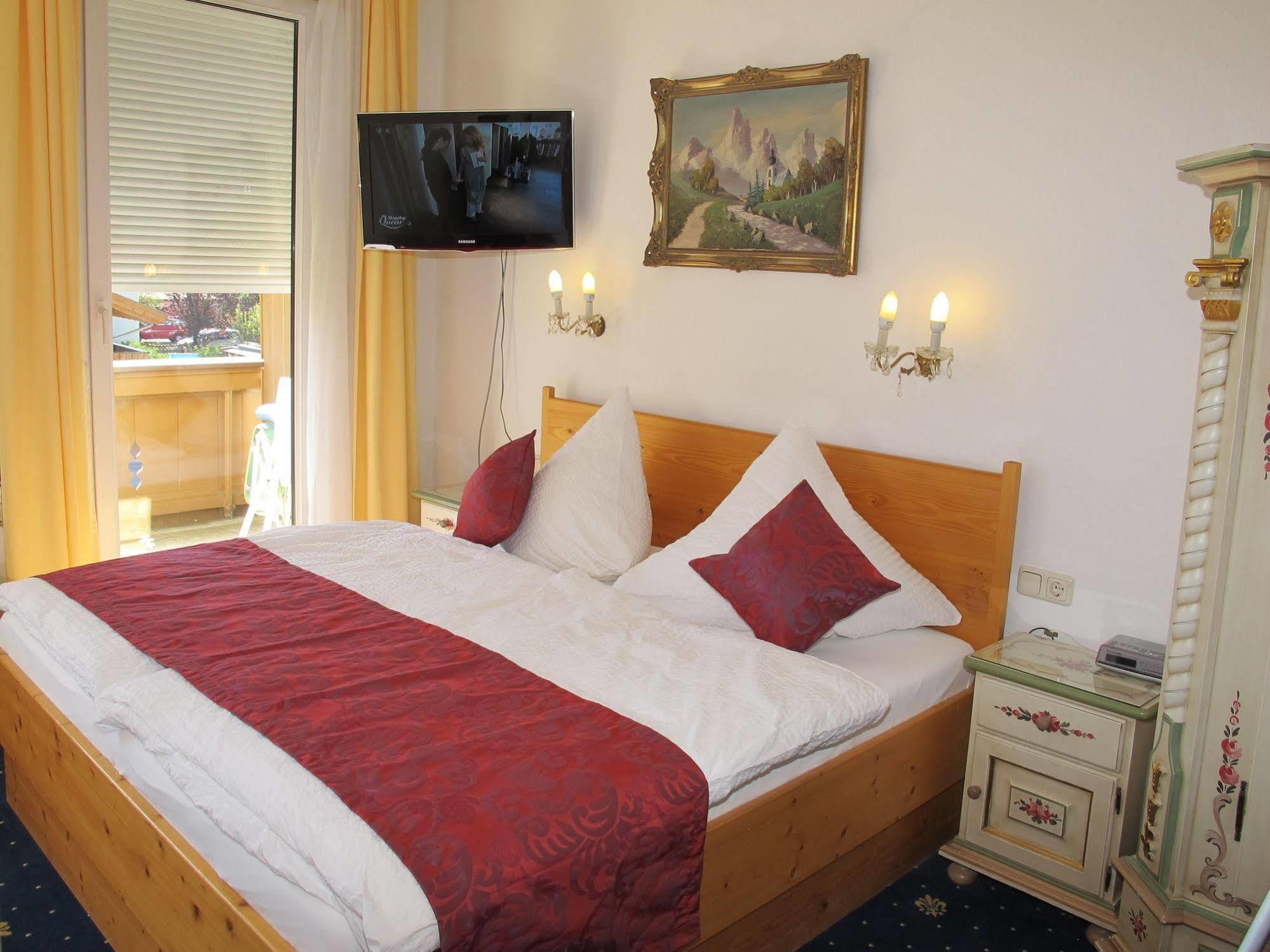 Hotel Garni Almenrausch Und Edelweiss Garmisch-Partenkirchen Exterior photo